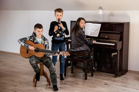 Our school offers its students a wide range of afternoon courses and leisure activities, sports, art and specialized courses led by experienced instructors