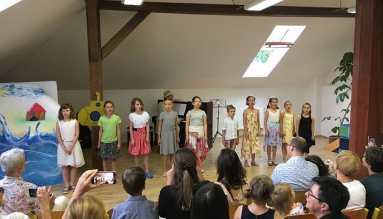 Výroční koncert s vystoupením školního sboru a dramatickými a tanečními inscenacemi nadchl rodiče, prarodiče, děti i celý tým školy Cesta k úspěchu.