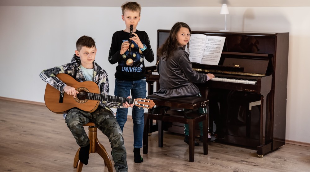 Afternoon courses and bilingual playroom