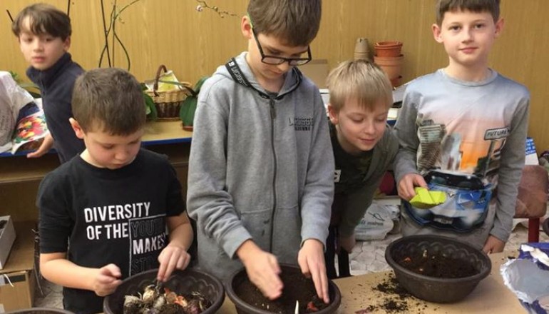 Květy rychlených jarních cibulovin provoněly celou školu již v lednu!