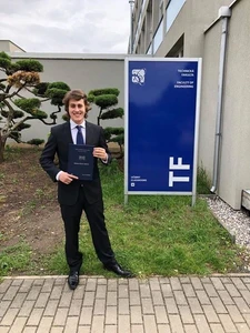První žák školy Cesta k úspěchu David Svoboda dnes úspěšně obhájil bakalářskou práci a složil státní závěrečnou zkoušku na Technické fakultě České zemědělské univerzity. Blahopřejeme!