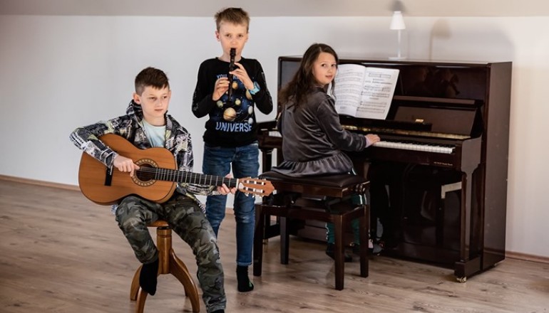 Our school offers its students a wide range of afternoon courses and leisure activities, sports, art and specialized courses led by experienced instructors